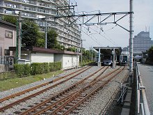 駐車場にとられて幅は狭い