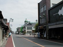 遠くのドームは銀行です